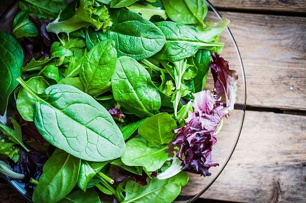 6. Salatanın çatalınızdan düşmemesi için mutlaka parçalara bölerek yiyin