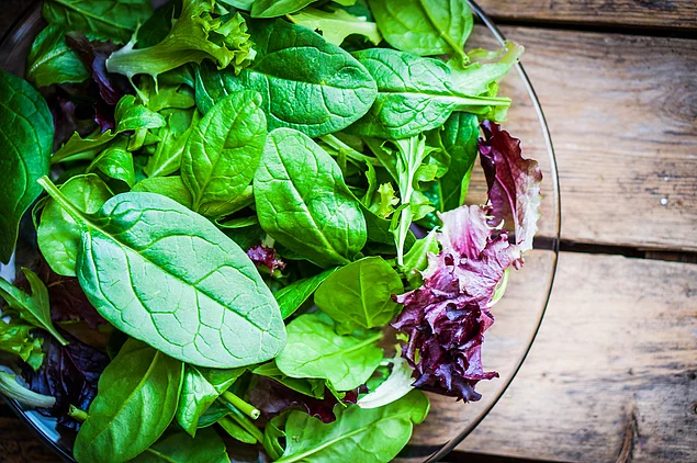 Salatanın çatalınızdan düşmemesi için mutlaka parçalara bölerek yiyin