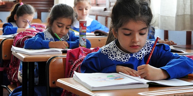 8. Bu duruma müdahale etmeye çalışan öğretmen de kalemi sürekli sağ eline tutuşturup durmuştur.