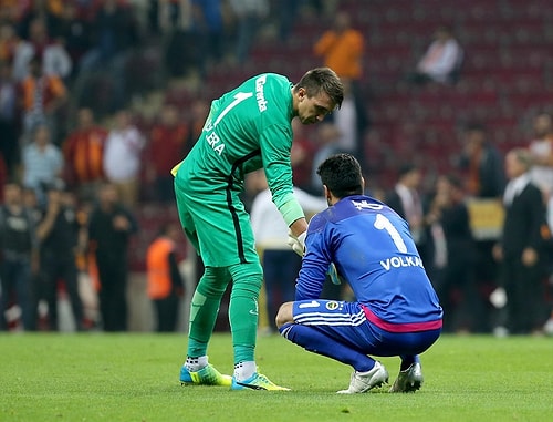 Derbinin ardından üzüntü yaşayan Volkan Demirel'i, Fernando Muslera teselli etti.