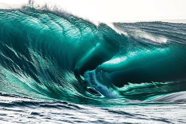 14. "За периметром". В 25 километрах от пляжа мы запустили гидроцикл. "Оператор Даррен МакКа позади гидроцикла, в то время как я одновременно рулю и снимаю. Бессчётное количество раз было произнесено «Еще одна волна и всё». Слишком волшебно, чтобы уходить. Мы наблюдали замирающий свет, оттягивая момент возвращения на пляж".