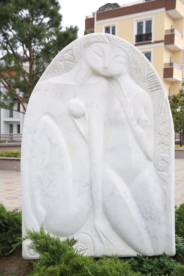 2007 yılında Ukraynalı sanatçı Gutyrya Vyacheslav tarafından yapılan 'Adem ile Havva' heykeli
