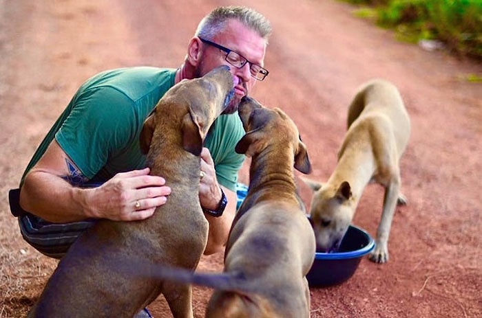 Günde 80 Sokak Köpeği Besleyerek İnsanlığa Olan İnancımızı Yükselten Adam