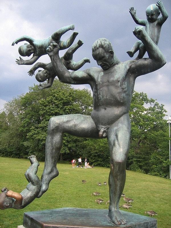 9. "Bebeğinin düşüşünü ayağıyla yumuşatmaya çalışıp zarar görmesini engelleyen adam gibi adam" heykeli 😇