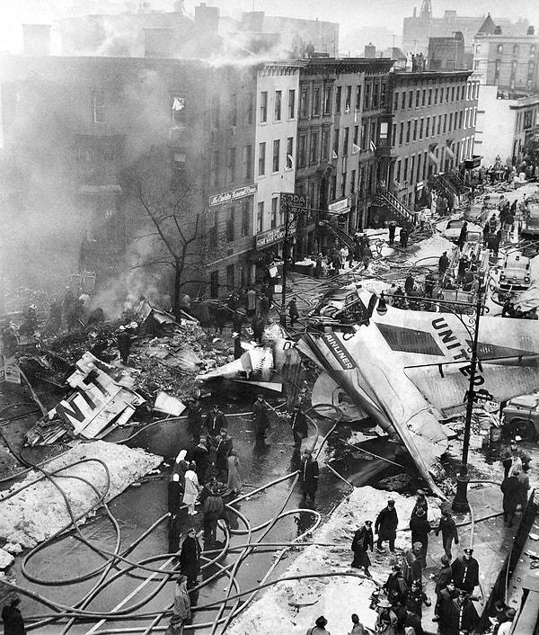 4. Bir Brooklyn mahallesine düşen uçağın enkazı, 1960.