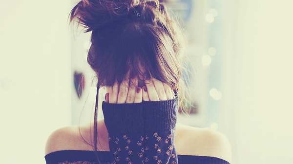 2. Девушка во время секса всегда пыталась закрыть свое лицо. Не придавал значения, ибо я у нее первый, и она немного стеснительная, пока не понял, что у нее выражение боли на лице... при этом я уверен, что она получает наслаждение от процесса, и сама говорит также.