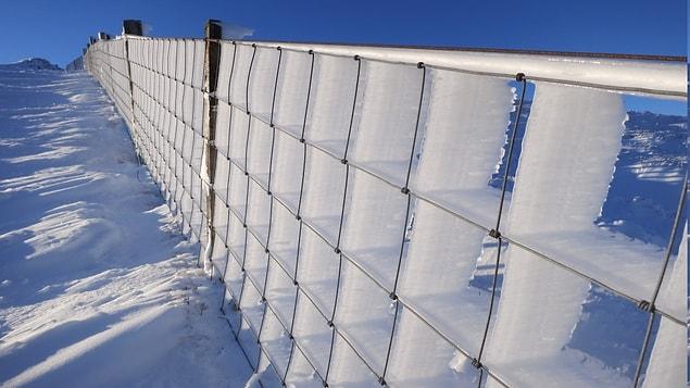 2. You don't need special effects to make a frozen fence look more beautiful.