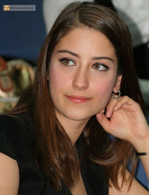 Thea Queen (Willa Holland) / Hazal Kaya