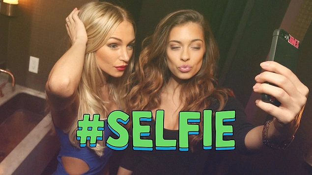 "Bu akşam eğleniyoruz kıskananlar çatlasın" selfie'si