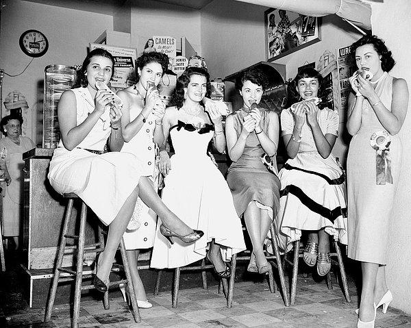1. Kainat Güzeli Yarışması 1952'de Kaliforniyalı bir giyim firması tarafından, biraz da pazarlama stratejisi olarak başlatıldı.