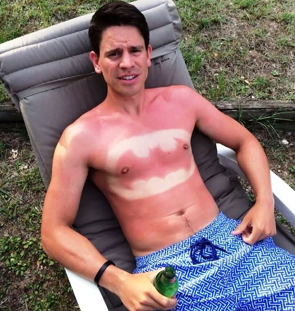 15. "Я ночной страх и ужас, я супергерой! Я, я...я обгорел"