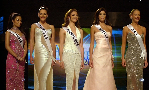 18. В 2000 из полуфинала убрали интервью, оставив лишь дефиле в бикини и вечерних платьях. На фото вы можете видеть финалисток 2001 года – по центру - победительница конкурса, Мисс Пуэрто-Рико, Дениса Киньонес.