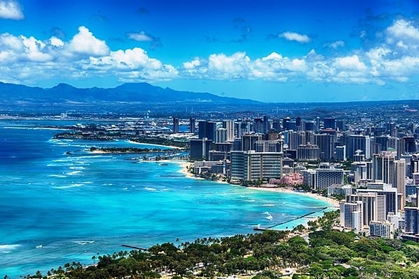 8. Якудза распространена и в США. Известно, что члены якудза промышляют в Лос-Анджелесе, Сан-Франциско, Сиэтле, Аризоне, Лас-Вегасе, Чикаго и Нью-Йорке. Но больше всего от их деятельности страдают Гавайи. Это своеобразный порт для незаконного ввоза и вывоза оружия и наркотиков.