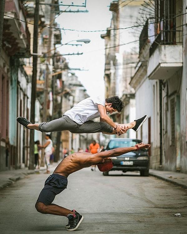 2. Küba sokaklarında bale dansçılarını görüntülediği son projesi ise ortaya yine büyüleyici fotoğraflar çıkmasına sebep olmuş.