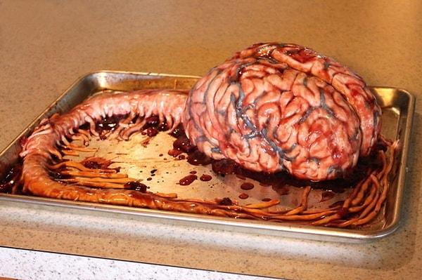 Bakmakta bile zorlanacağınız bu beyin gibi oldukça ilginç formlarda pastalar yapıyor.