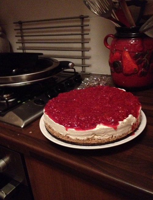 Muhteşem bir cheesecake için saatler harcamak ve yere düşürmek... İçimiz resmen kan ağladı...
