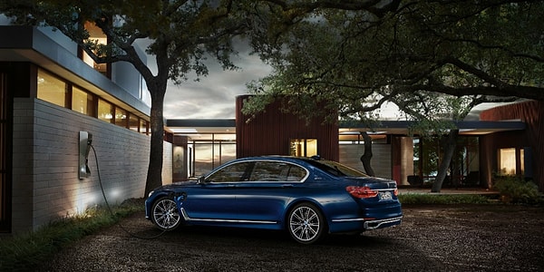 1. Баварская компания анонсировала модель 2017 BMW M760i xDrive. Ее намерены продемонстрировать на автомобильной выставке в Женеве.