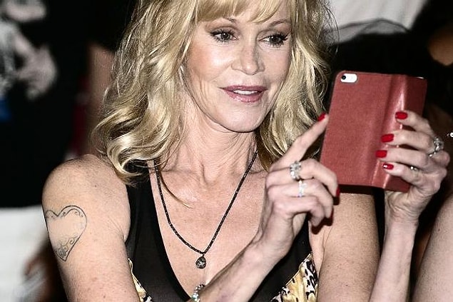 10. Bir zamanlar Antonio Banderas'ın ismini taşıyan Melanie Griffith'in kolundaki kalp, şu aralar boş!