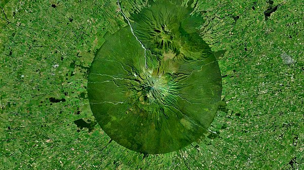 8. Taranaki Dağı – North Adası, Yeni Zelanda 39°17′47″S 174°03′53″E