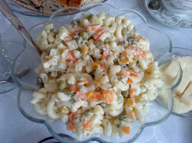 Mayonezli sosyete salatası (yoğurtlu da olur)