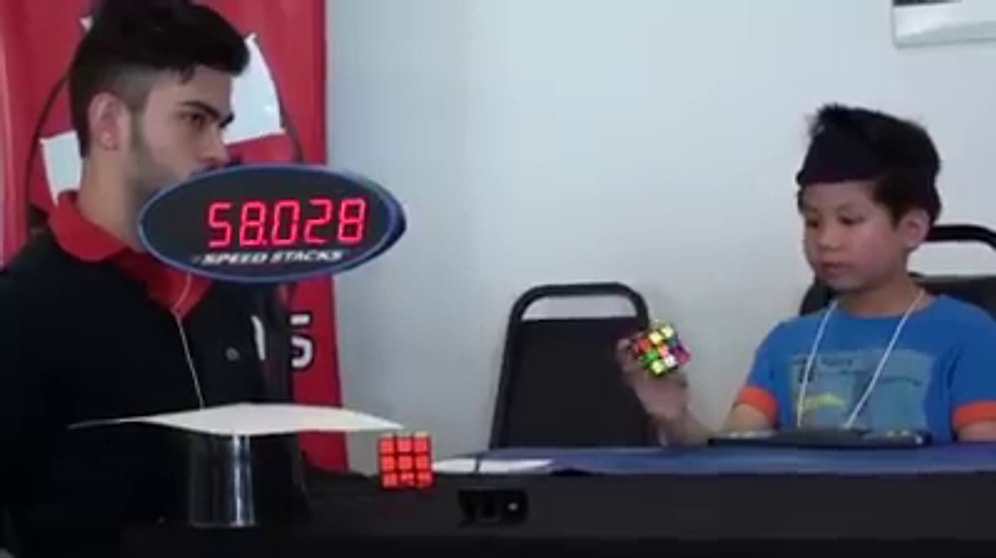Dünyanın En Hızlısı Değil Ama En Etkileyicisi: Gözleri Kapalı Rubik Küpü Çözen Ufaklık