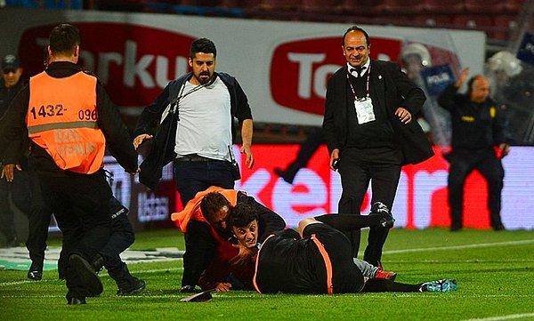 Trabzonsporlu taraftarlar sahaya girdi, futbolcular soyunma odalarına kaçtı. Bir taraftar maçın çizgi hakemine saldırdı.