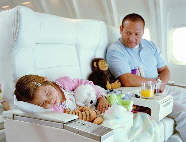 10. En sevdiği battaniyesini, yastığını yanınıza almayı unutmayın sakın. Uçakta bile olsanız pijamasını mutlaka giydirmelisiniz.