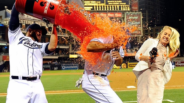 14. «Однажды после секса я вылил на голову своей девушки содержимое емкости, в которую кончаю, чтобы отпраздновать. Ей это не показалось таким же веселым, как мне…»