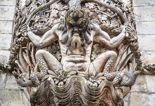 11. Giriş kemerinin hemen üzerinde binayı taşıyor gibi görünen heykel en sembolik parçalarından biri ve dünyanın yaradılışı alegorisi.