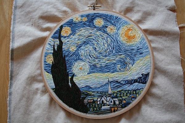 13. Sanatçı Lauren Spark, Van Gogh'un "Yıldızlı Gecesi"ni yalnızca iğne ve iplik kullanarak yeniden yaratmış.