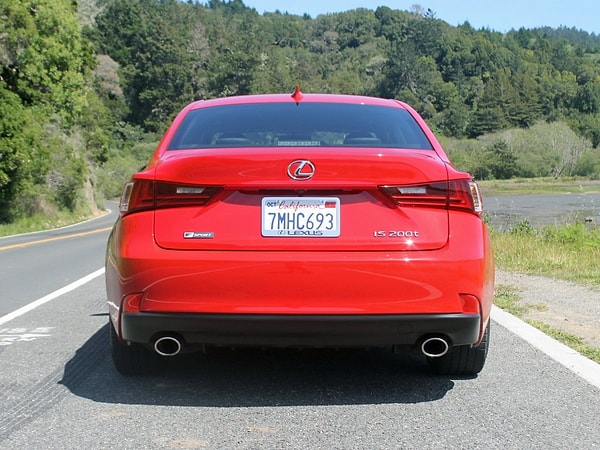 4. IS 200t – совершенно новый автомобиль в линейке IS. Он имеет двухлитровую, четырехцилиндровую сеть моторов с турбонаддувом, что указывает на то, что представительский сегмент делает выбор в пользу небольших двигателей.