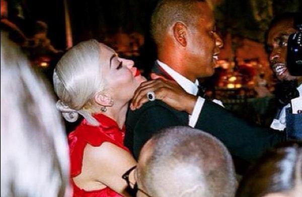 Rita'nın Jay Z'e arkadan sarıldığı fotoğraf, 2014 yılında Met Gala'da çekildi.