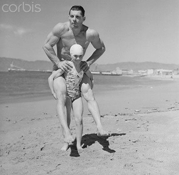 1. Женщина-бодибилдер Патриция О'Киф весом 29 кг катает на спине мужчину весом 90 кг (1940 г.)