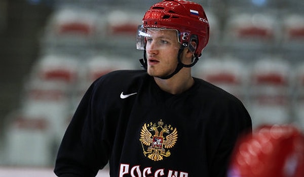 1. С женой Телегин познакомился три года назад в клубе.