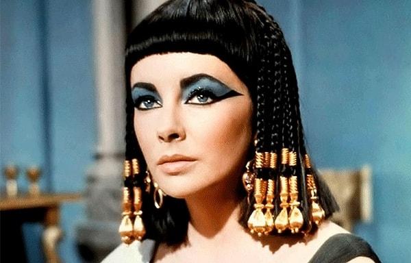 Kleopatra tekrar Mısır kraliçesi oldu.