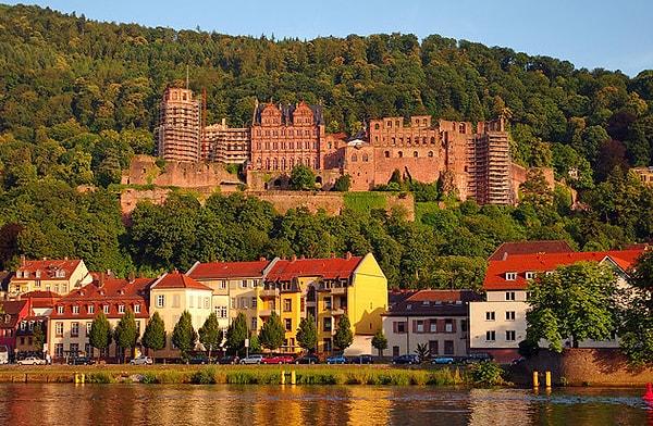 1. Heidelberg'in geçmişi Antik Roma'ya kadar uzanmaktadır. Kentin orta çağ tarihinin izleri ise 12. yüzyıla kadar sürülebilmektedir.