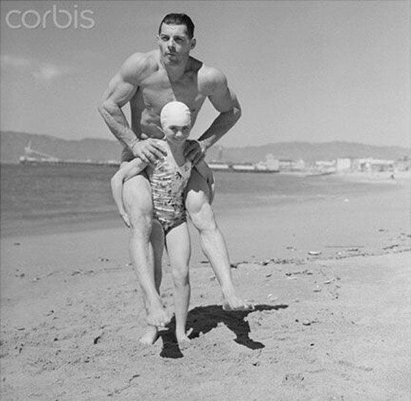 1. 27kg ağırlığındaki vücut geliştirme sporcusu Patricia O'Keefe, 90kg'lık bir adamı sırtında taşıyor. (1940)