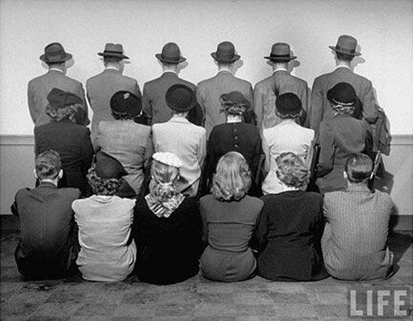 11. Macy's mağazasının gizli güvenlik görevlileri tanınmamak için kameraya sırtlarını dönerek poz veriyorlar. (1948)