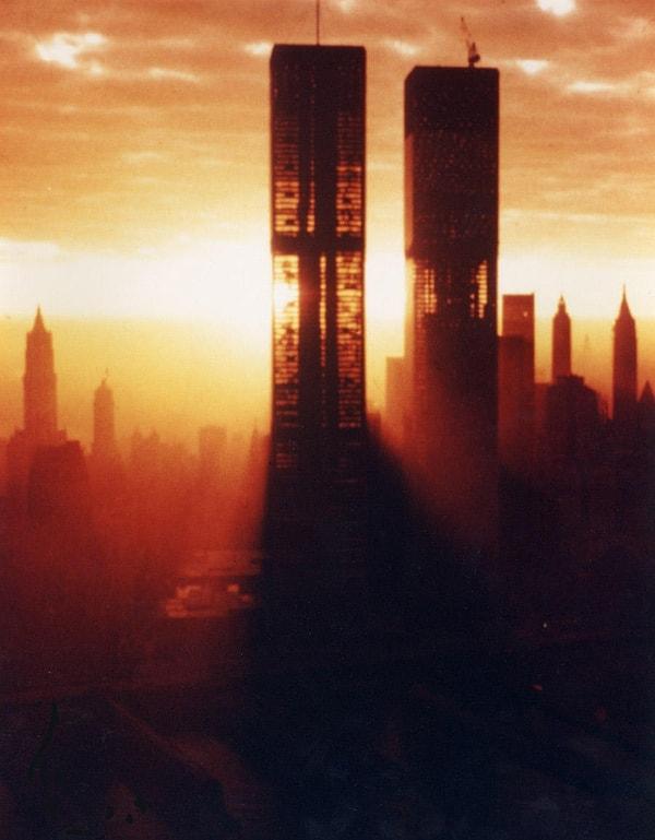 19. Dünya Ticaret Merkezi'nin tamamlanmadan bir yıl önce gün doğumunda çekilmiş bir fotoğrafı, 1972.