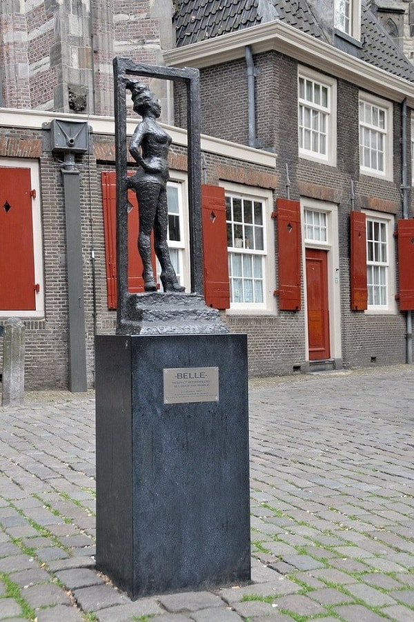 3. Надпись на мемориальной доске на статуе "Красавица"на площади Аудекерк в Амстердаме (Нидерланды), чествующая работниц секс-индустрии, гласит: "Уважайте проституток во всём мире"