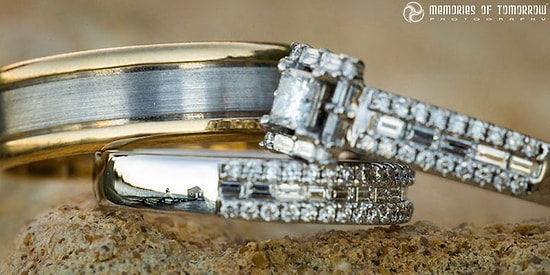 Вечные узы: 11 свадебных фото в отражении обручальных колец