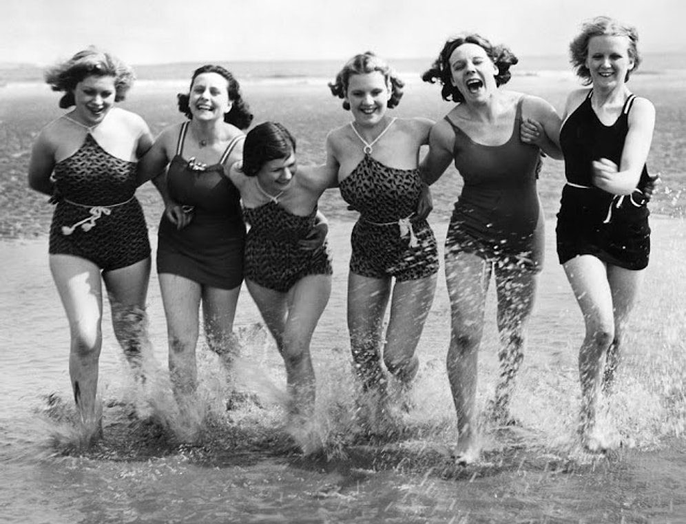 Eskiden Bikini mi Vardı? 30 Fotoğraf ile Kadınların Bikini Öncesi Tercih Ettiği Plaj Stili
