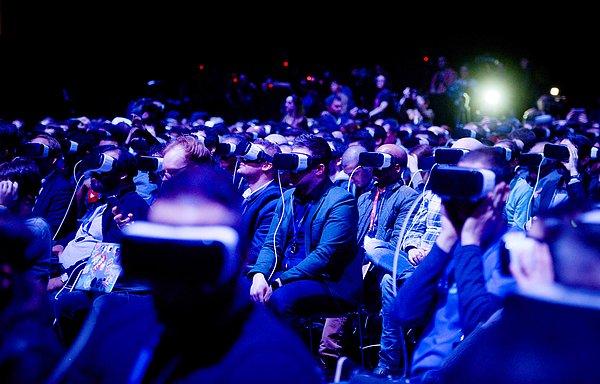 4. Galaxy S7 ve Galaxy S7 Edge'in tanıtımı sırasında Samsung Gear VR kullanan insanlar. Barselona, İspanya. 21 Şubat 2016.