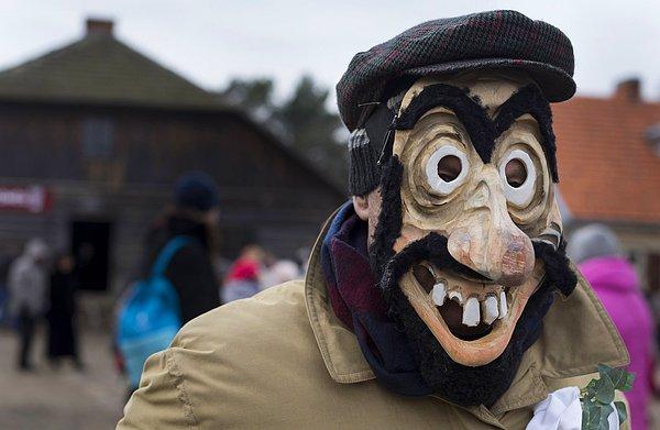 21. Rumsiskes Köyü'ndeki Shrovetide kutlamaları sırasında, geleneksel bir karnaval maskesi takmış olan adam. Vilnius, Litvanya. 6 Şubat 2016.