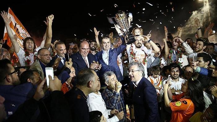 Süper Lig'e Yükselen Adanaspor Şampiyonluk Kupasını Kaldırdı