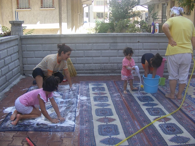 Ne kadar yasak olsa da geçtiğin herhangi bir sokakta hala halı yıkayan birilerine denk geldiğinde.