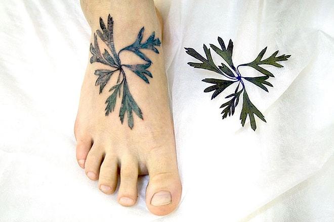 Yaratıcı Dövme Sanatçısı, Şablon Olarak Gerçek Yaprak ve Çiçek Kullanıyor!