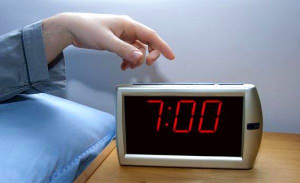 17. Alarmların erteleme seçeneğini çoğu insan kullanıp daha çok uyuduğunu zannetse de aslında sonuç çok da işe yarar değil. Erteleme seçeneği uyku ataletini yükselttiği için yataktan kalkınca olan kötü hissiyatı arttırıyor.