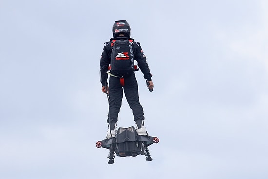 'Uçan Kaykay' Flyboard Air, Tam 2.2 Km Uçarak Rekor Kırdı