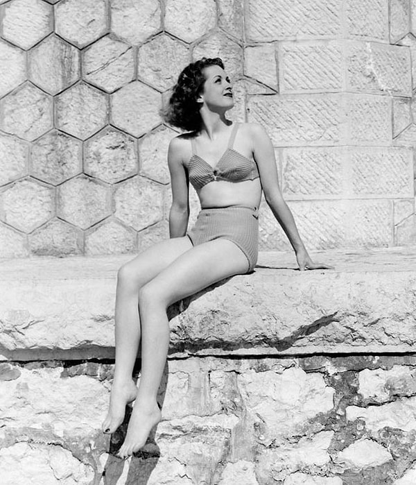 30. "Бикини", которое представлял собой короткие плавки и узкий бюстгальтер появился только в 1946 году.